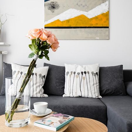 M&R Apartament Airport&Business Premium Komputerowa - Underground Garage - Free Wifi - Netflix - Self Check-In - 5 Min From Chopin Airport Varsovia Exterior foto