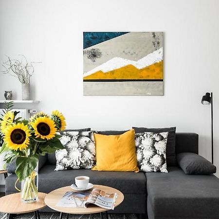 M&R Apartament Airport&Business Premium Komputerowa - Underground Garage - Free Wifi - Netflix - Self Check-In - 5 Min From Chopin Airport Varsovia Exterior foto