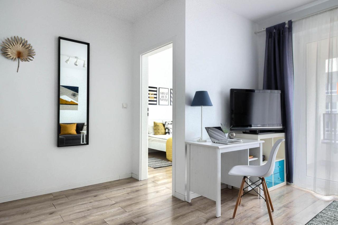 M&R Apartament Airport&Business Premium Komputerowa - Underground Garage - Free Wifi - Netflix - Self Check-In - 5 Min From Chopin Airport Varsovia Exterior foto