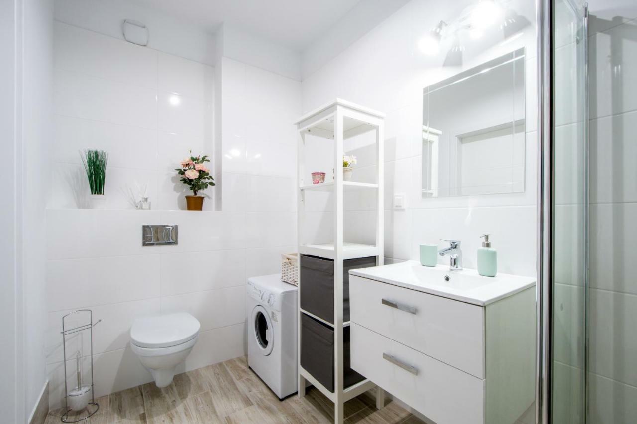 M&R Apartament Airport&Business Premium Komputerowa - Underground Garage - Free Wifi - Netflix - Self Check-In - 5 Min From Chopin Airport Varsovia Exterior foto